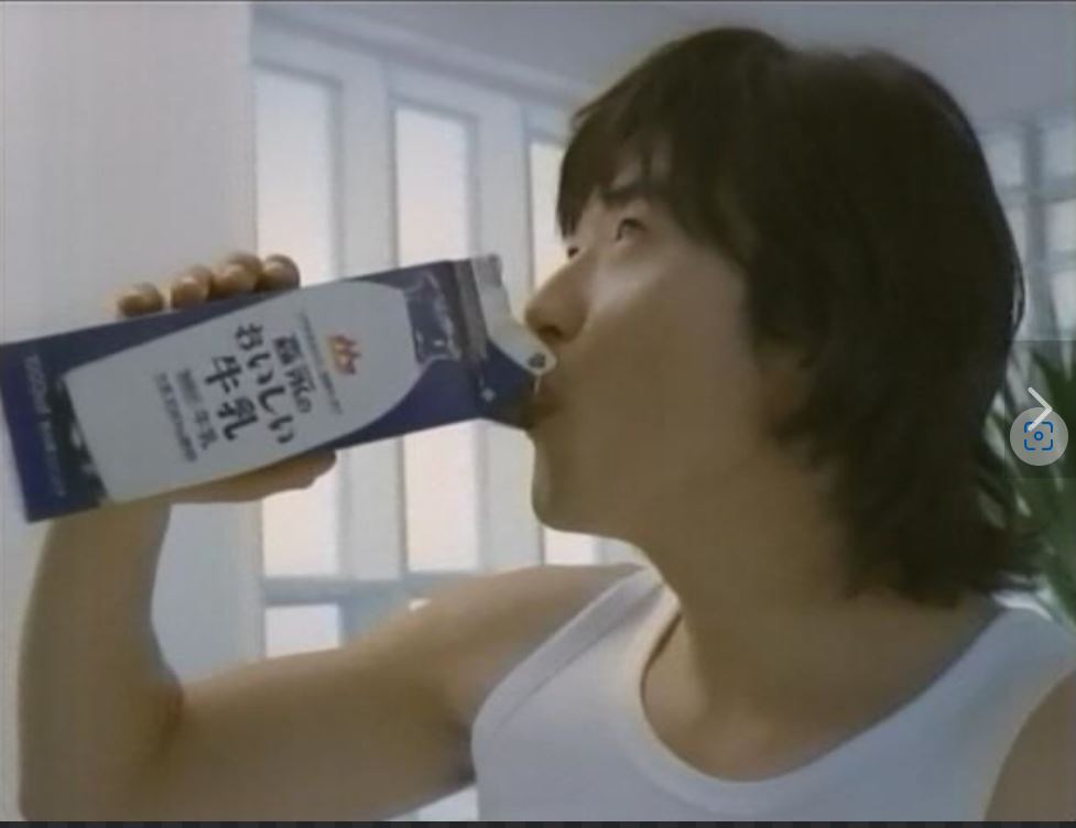 小学校で牛乳のラッパ飲み推奨