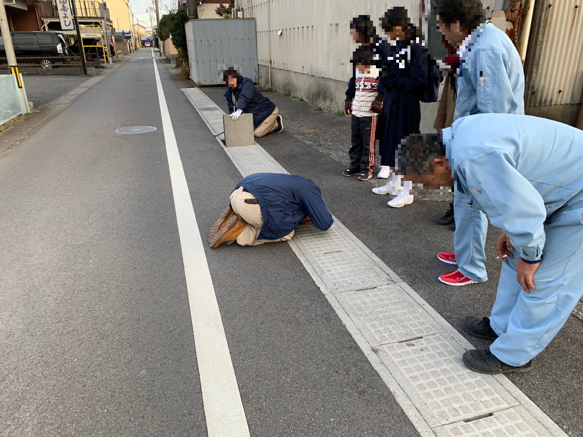 道路側溝に家の鍵を落とした小学生