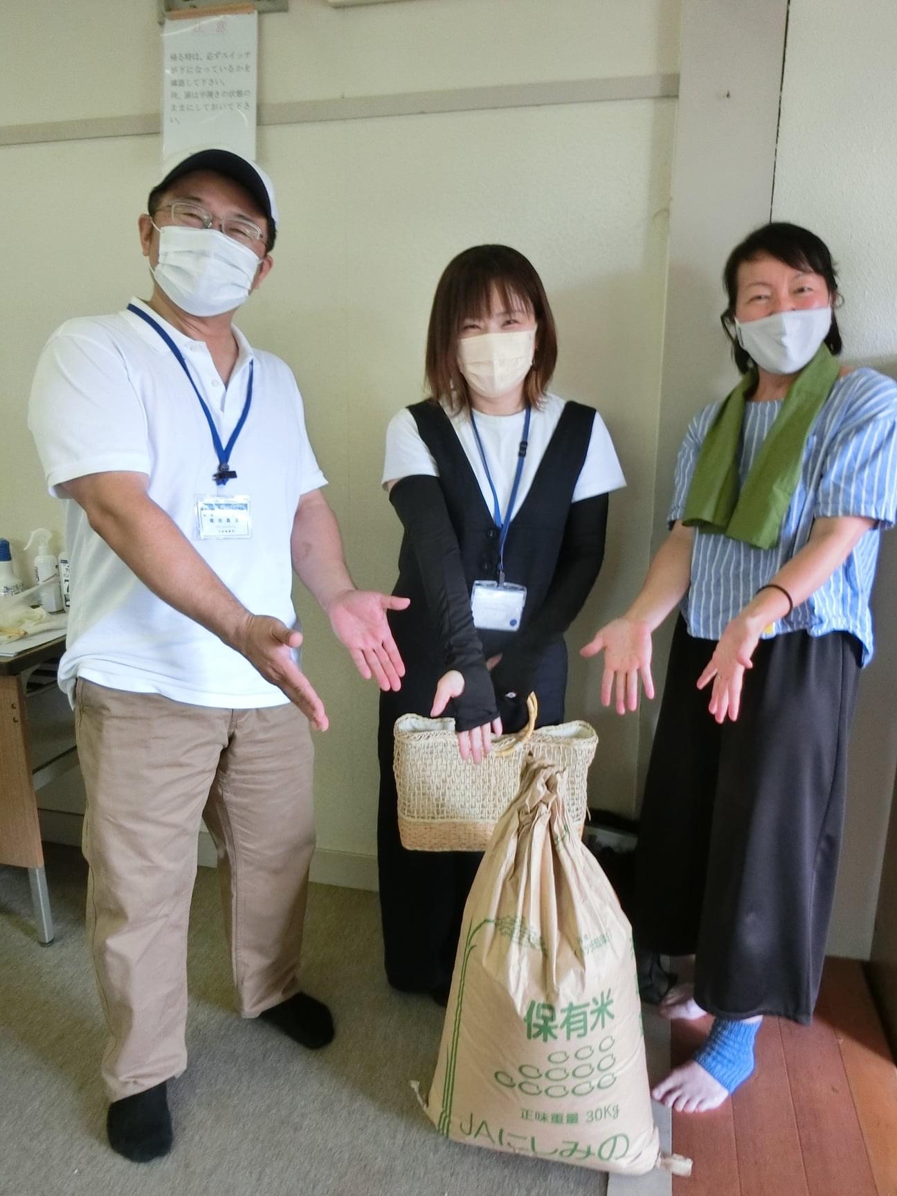 地元の農家さんからのお米を、子ども食堂「和っと広場」さんにお届けしました。