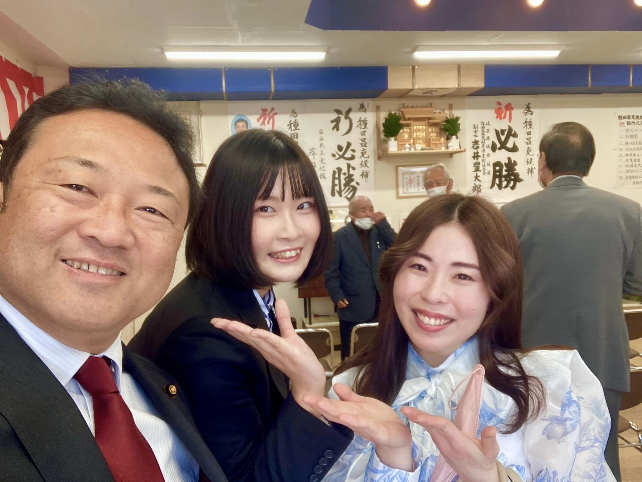 事務所開き　若い人たちとがんばります！
